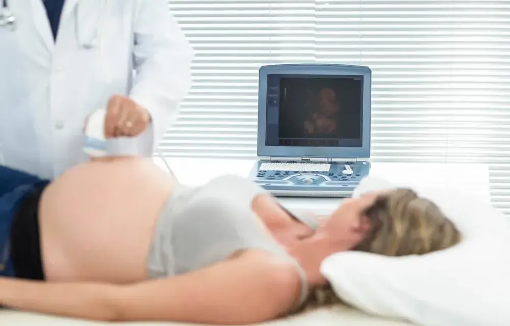 Czy badanie prenatalne jest warte wykonania? Poznaj kluczowe zalety i ryzyka