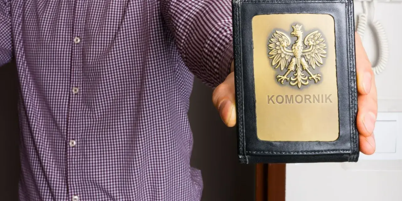 Chcesz wiedzieć, co zrobić, żeby komornik nie zabrał zwrotu podatku? Na zdjęciu widać legitymację komorniczą.