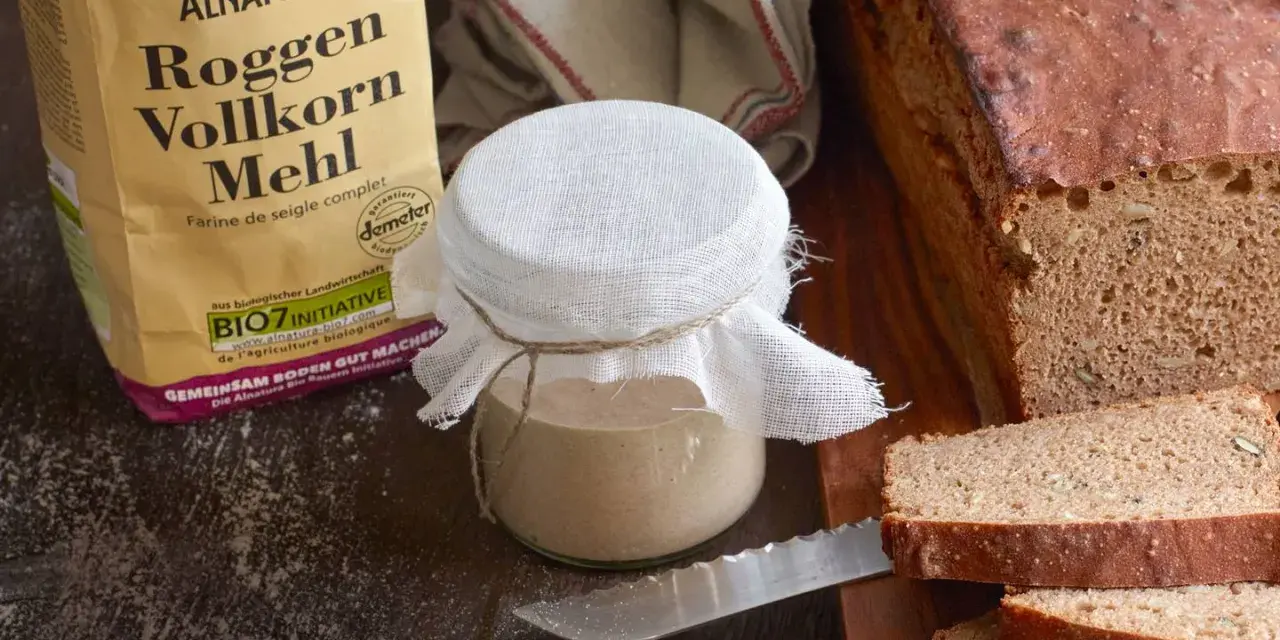 Sauerteigpulver wie verwenden? Roggenvollkornmehl von Alnatura und ein Glas Sauerteigansatz für Brot.