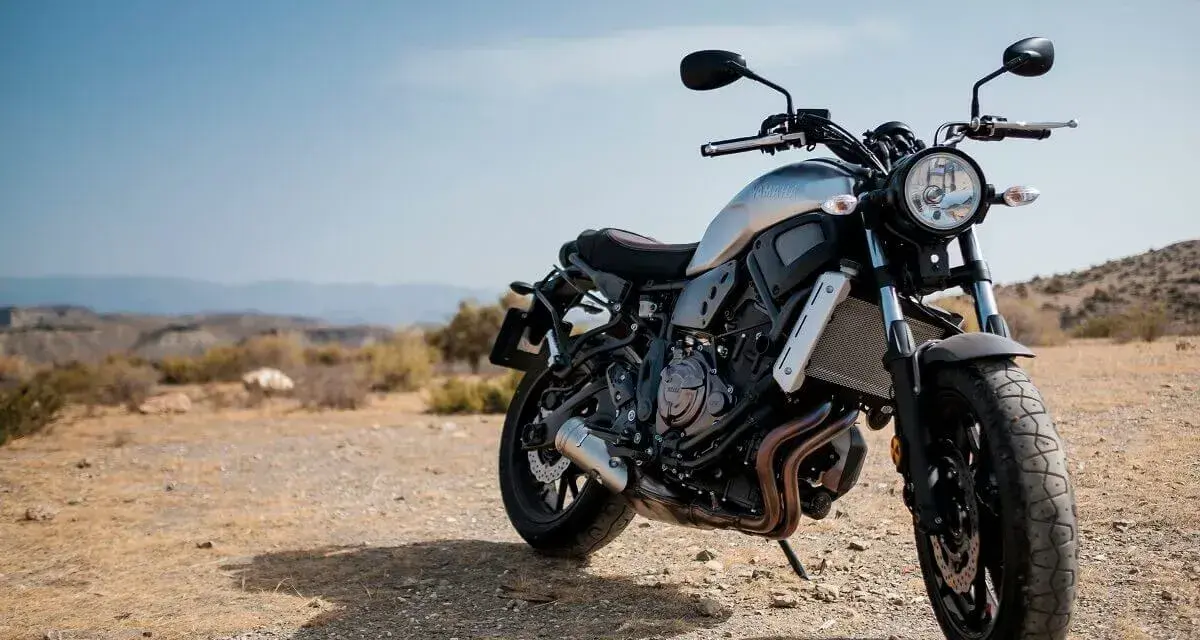 Motocykl Yamaha XSR700 na pustkowiu. Zastanawiasz się, jakie ciśnienie w oponach motocykla 125? Ten model jest większy, ale zasada ta sama.