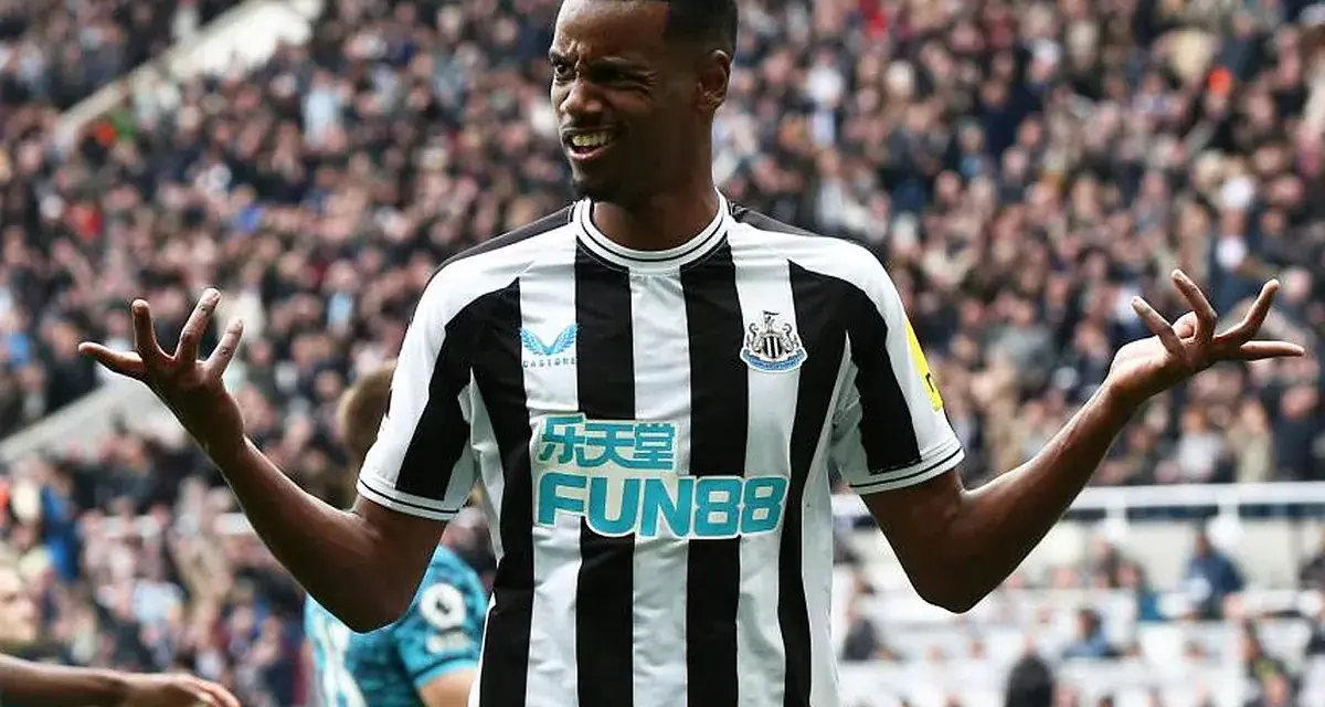 Alexander Isak celebra un gol con el Newcastle, con las manos extendidas y una sonrisa de oreja a oreja ante la afición.