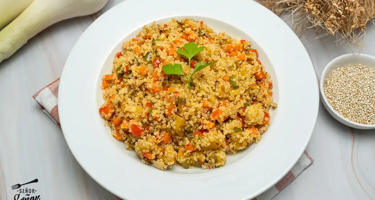 Plato de quinoa con verduras, ideal para tus recetas saludables.