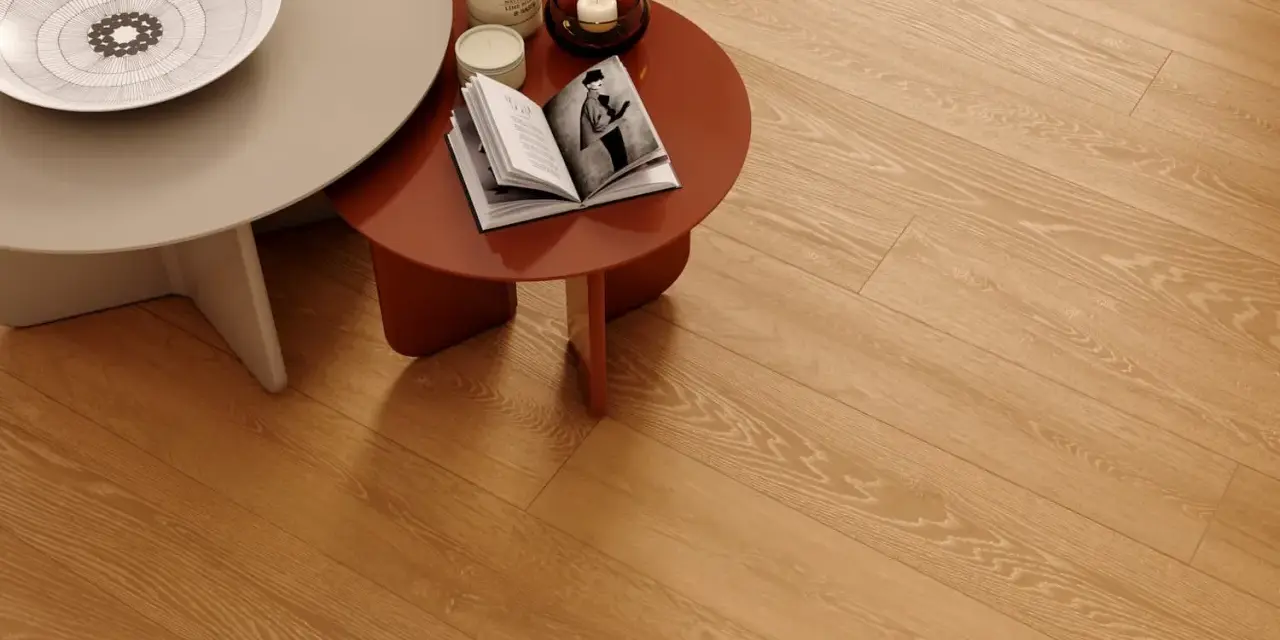 Tavolini e candele su un caldo pavimento in legno chiaro. Valutare il pavimento clap pro e contro per un ambiente accogliente.