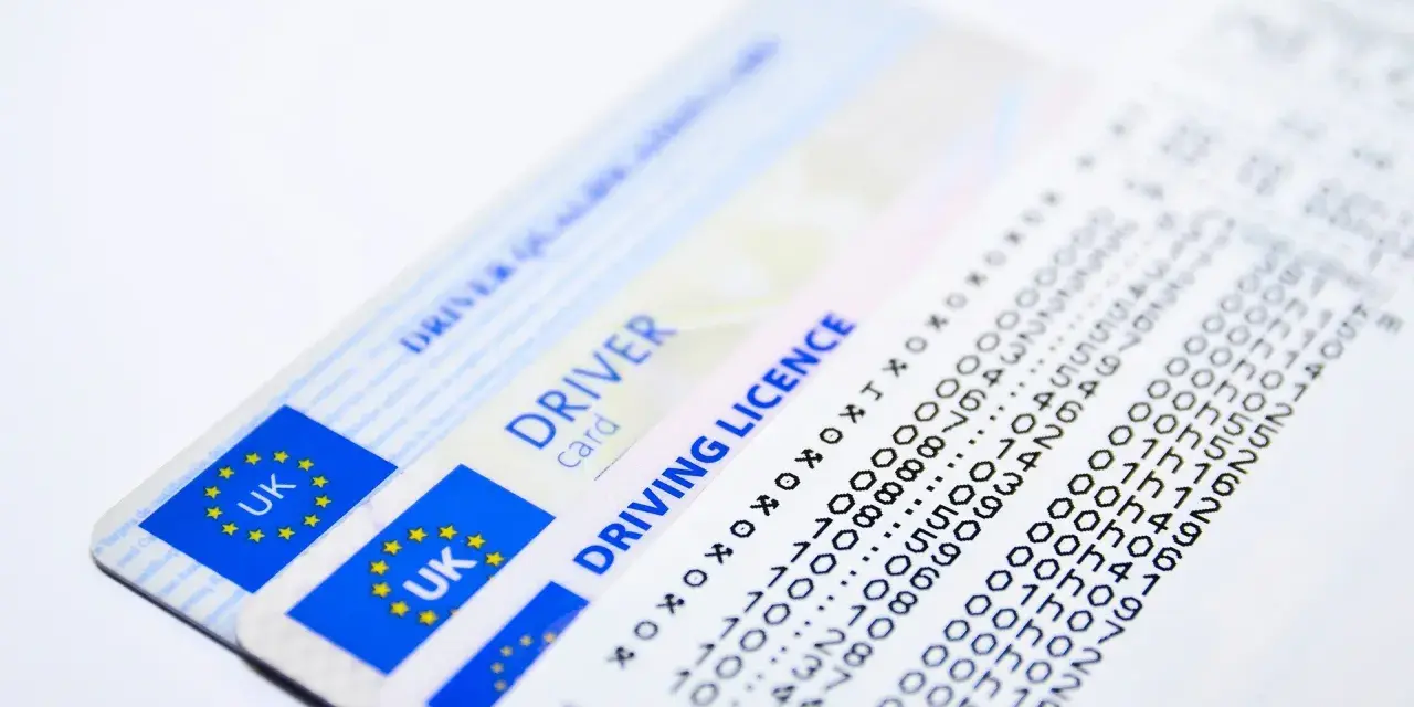 Carte di circolazione UK e un foglio con dati tachigrafo, forse per la sospensione carta di circolazione.