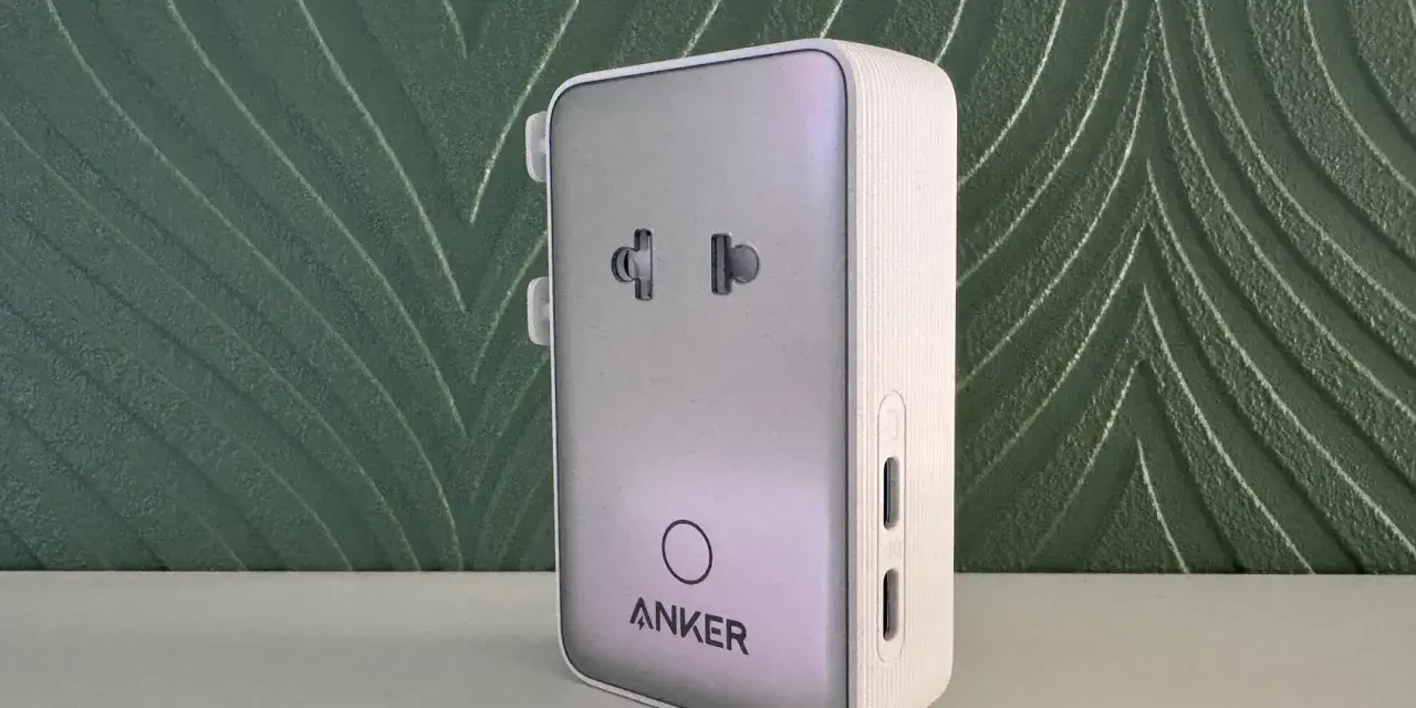 En vit Anker-adapter med USB-C-portar, perfekt för att ladda din iPhone.
