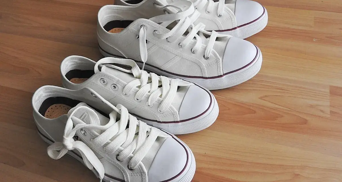 Cuatro zapatillas blancas de lona, listas para limpiar y lucir impecables.