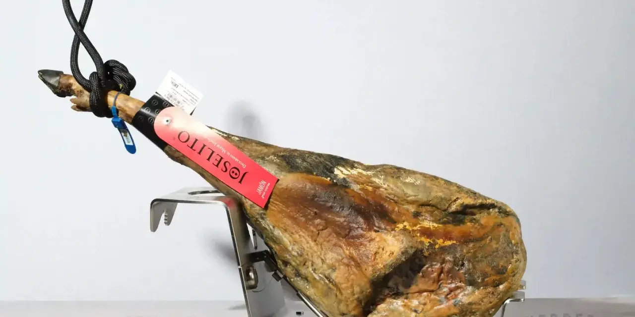 Jamón Joselito en soporte metálico, con etiqueta roja y negra.