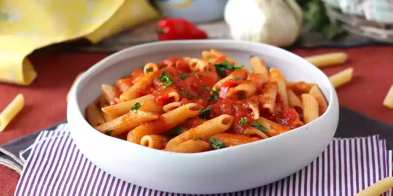 Penne Arrabbiata przepis: aromatyczny makaron z pikantnym sosem pomidorowym, czosnkiem i natką pietruszki. Idealny na szybki obiad.
