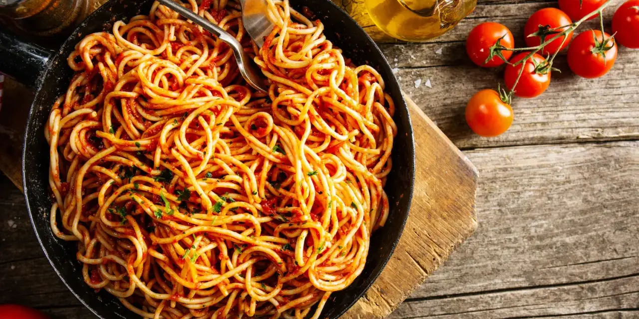 Spaghetti na patelni: Sekret idealnego smaku i zero zmywania