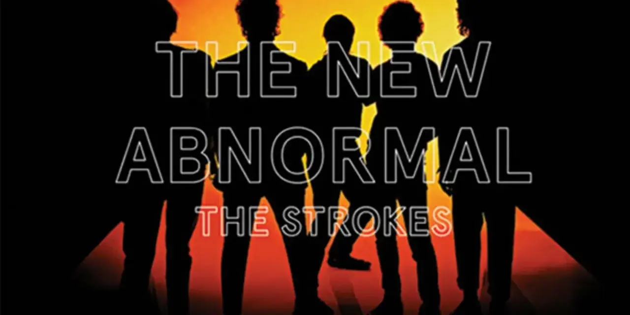 Sylwetki członków zespołu The Strokes na tle pomarańczowego światła. Tytuł albumu "The New Abnormal" i nazwa zespołu widoczne w neonowym stylu.