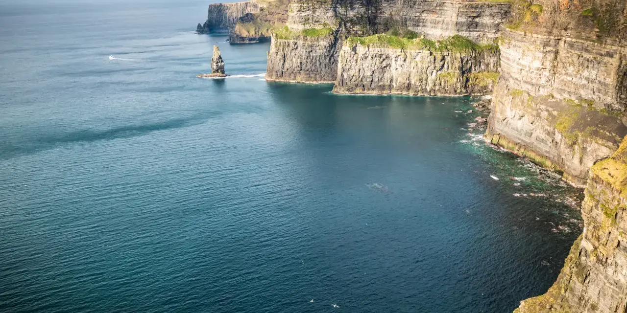 Klify Moheru – spektakularne miejsce, które warto zobaczyć w Irlandii. Majestatyczne klify i ocean tworzą niezapomniany widok.
