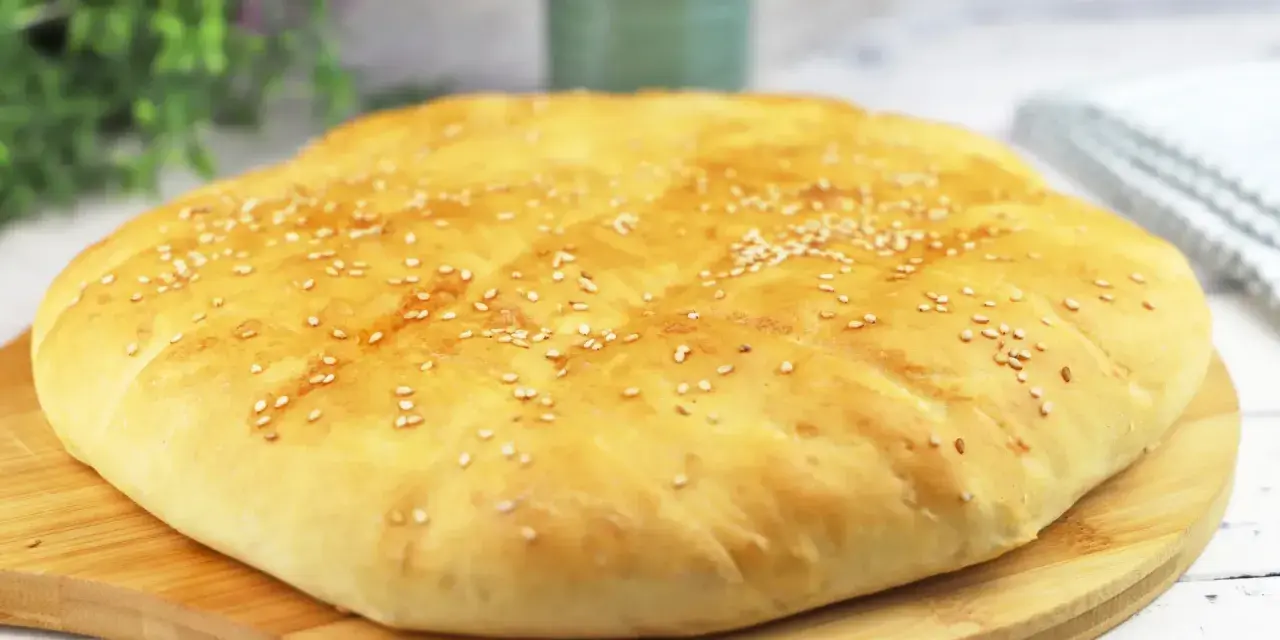 Ein goldbraunes, fluffiges Pide mit Sesam bestreut, bereit zum Genuss.