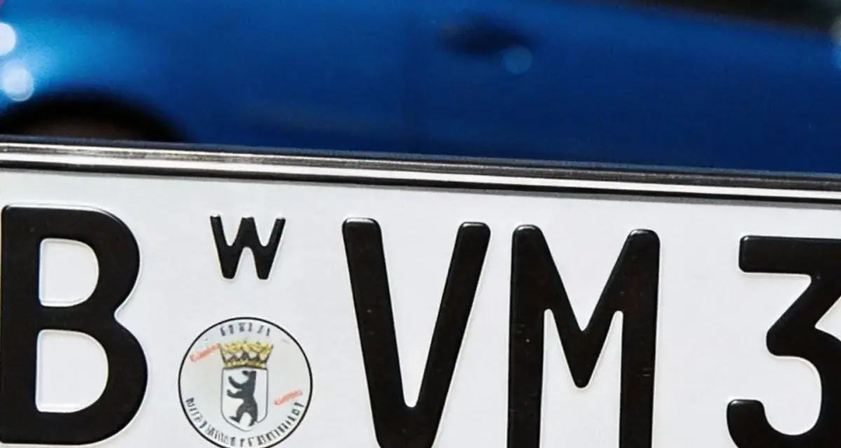 Niemiecka tablica rejestracyjna BMW z literami "B W VM 3".