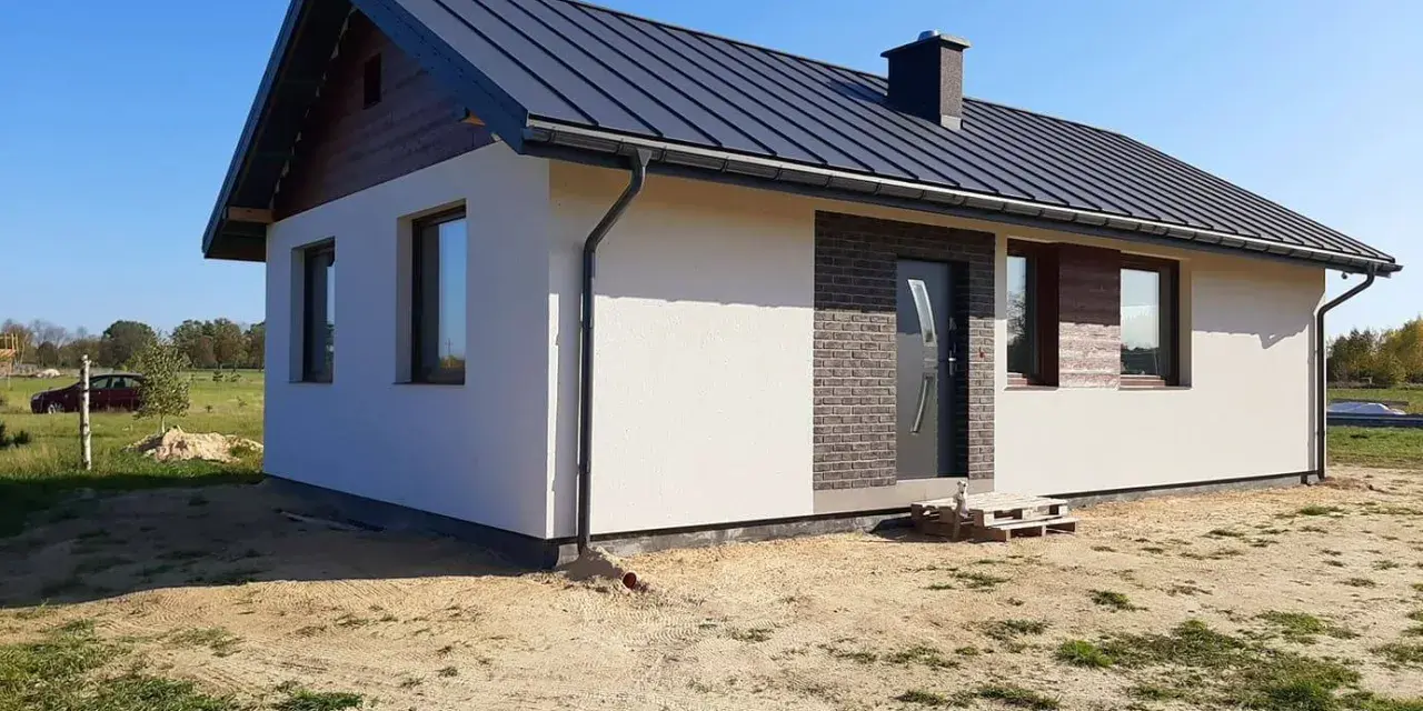 Ile kosztuje dom szkieletowy 100m2? Przegląd kosztów budowy i pułapek