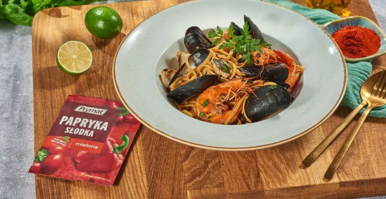 Pyszne Linguine Frutti di Mare z krewetkami i małżami, idealne do przygotowania z papryką słodką mieloną.