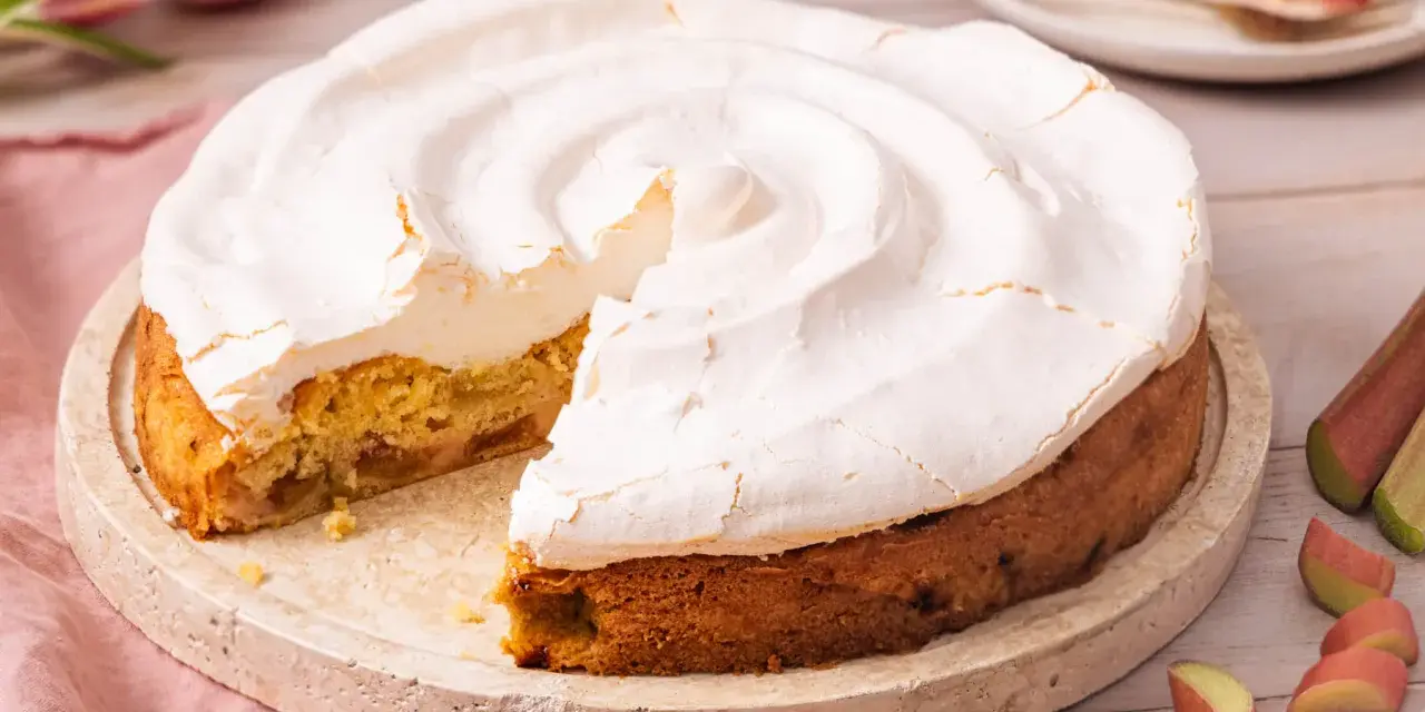 Ein saftiger Rhabarberkuchen mit einer luftigen Baiserhaube, der Lust auf mehr macht.