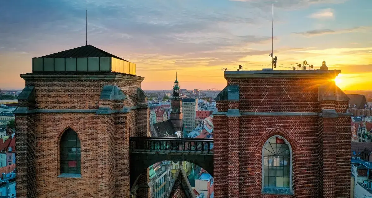 Zachód słońca nad Wrocławiem, widok na mostek pokutnic łączący wieże kościoła św. Elżbiety.