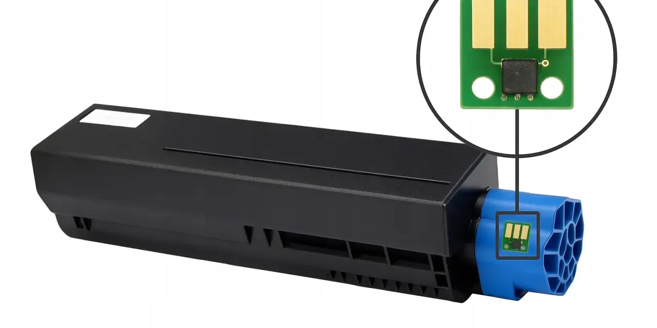 Czarny toner OKI MB472 z niebieską końcówką i zbliżeniem na chip.