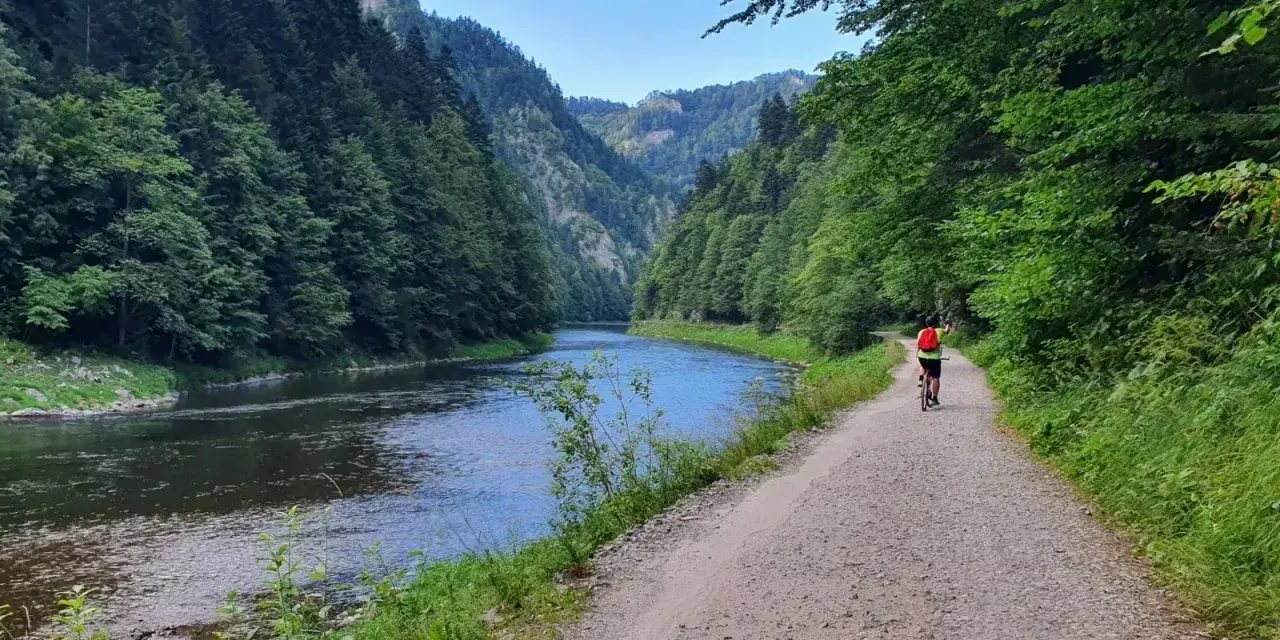 Rowerzystka na ścieżce Velo Dunajec w Szczawnicy, otoczona zielenią i malowniczym przełomem Dunajca.