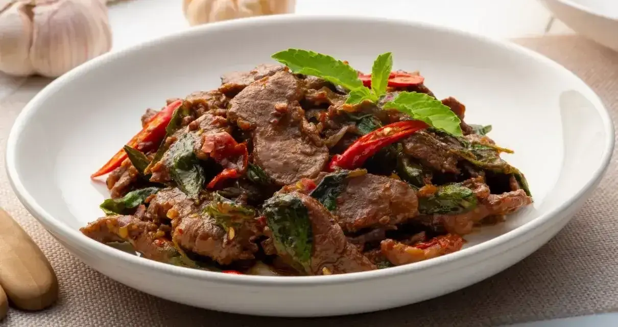 Aksamitne kawałki wołowiny w aromatycznym sosie z bazylią i chili. Pyszne wołowina po tajsku, gotowa do podania.