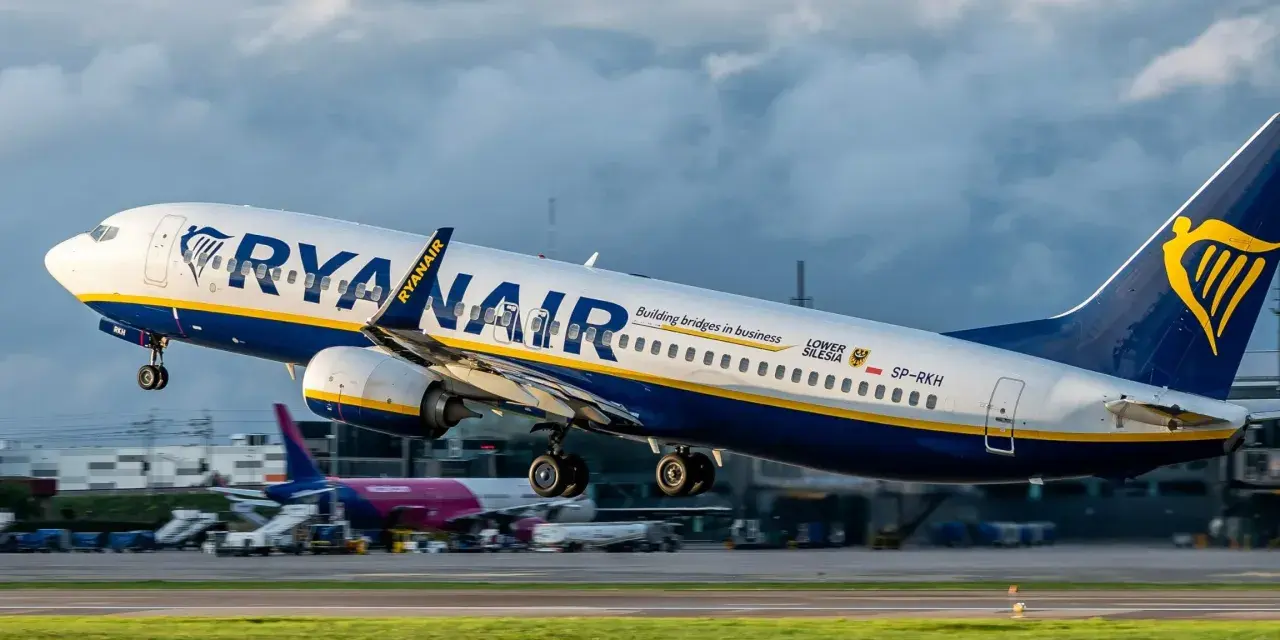 Samolot Ryanair startuje. Pamiętaj, że kara za niestawienie się na lot może być wysoka.