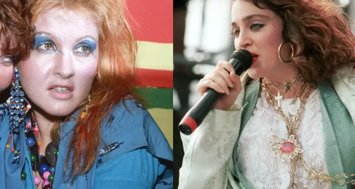 Ikony lat 80. w ekstrawaganckich stylizacjach na imprezę: Cyndi Lauper z kolorowym makijażem i Madonna z krzyżykami na szyi.