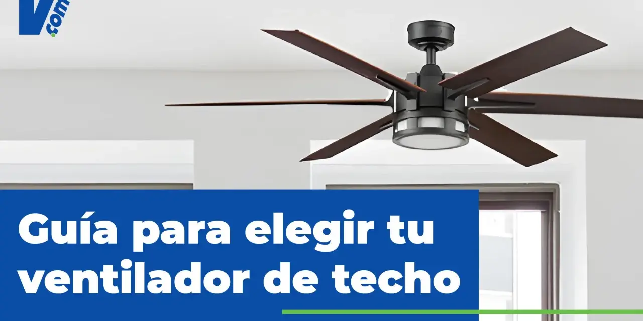 Guía para elegir tu ventilador de techo. Un ventilador moderno de seis aspas de madera oscura cuelga del techo, con una luz integrada.