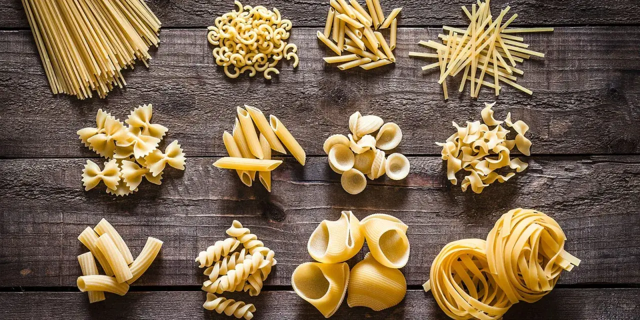 Varietà di pasta secca, pronte per essere condite con i tuoi sughi per pasta preferiti. Spaghetti, farfalle, penne e molto altro.