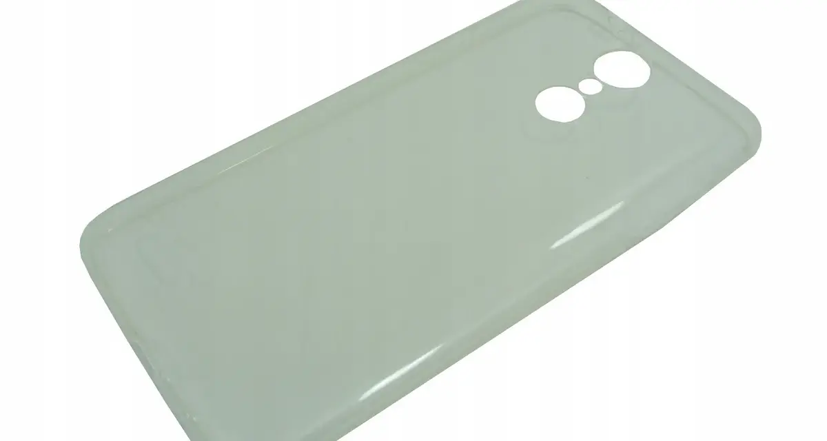 Przezroczyste etui na telefon LG K8 z wycięciami na aparat.