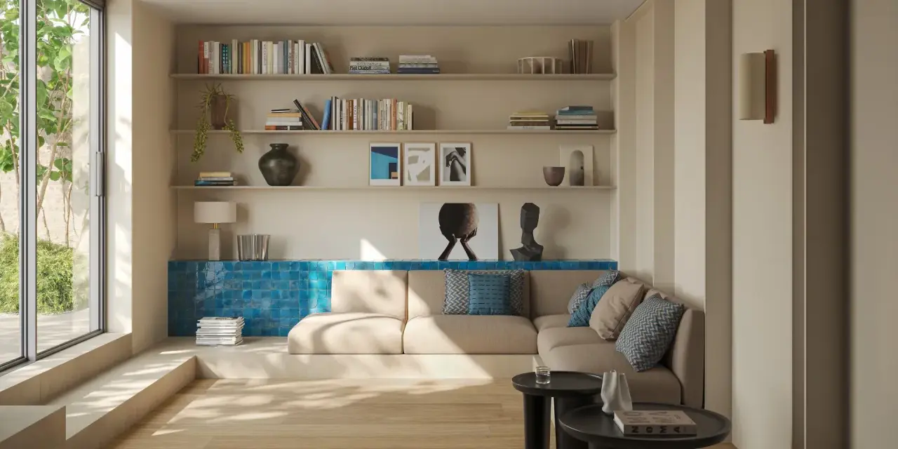 Un salón moderno con suelo de madera clara y paredes en tonos neutros. Un sofá beige se complementa con cojines azules. La pared del fondo presenta un detalle de azulejos azules vibrantes, creando un contraste llamativo y logrando un perfecto combinar ...