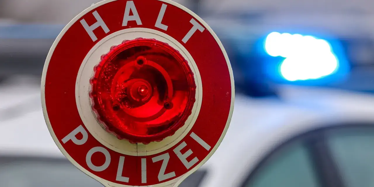 Haltesignal der Polizei mit Blaulicht. Wer bei Rot geblitzt wird, muss hier anhalten.