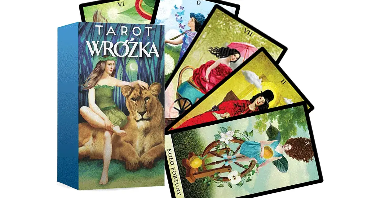 Karty do wróżenia z opisem "Tarot Wróżka" przedstawiają magiczne sceny z kobietą i lwem na okładce oraz różnorodne ilustracje na kartach, w tym Koło Fortuny.