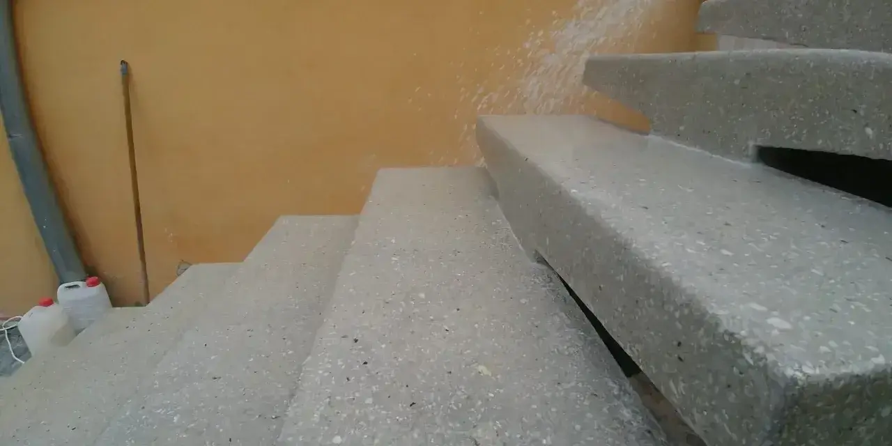 Nowe schody z lastryko, z widocznymi fragmentami ścian i rynny. Świetny pomysł na schody z lastryko!