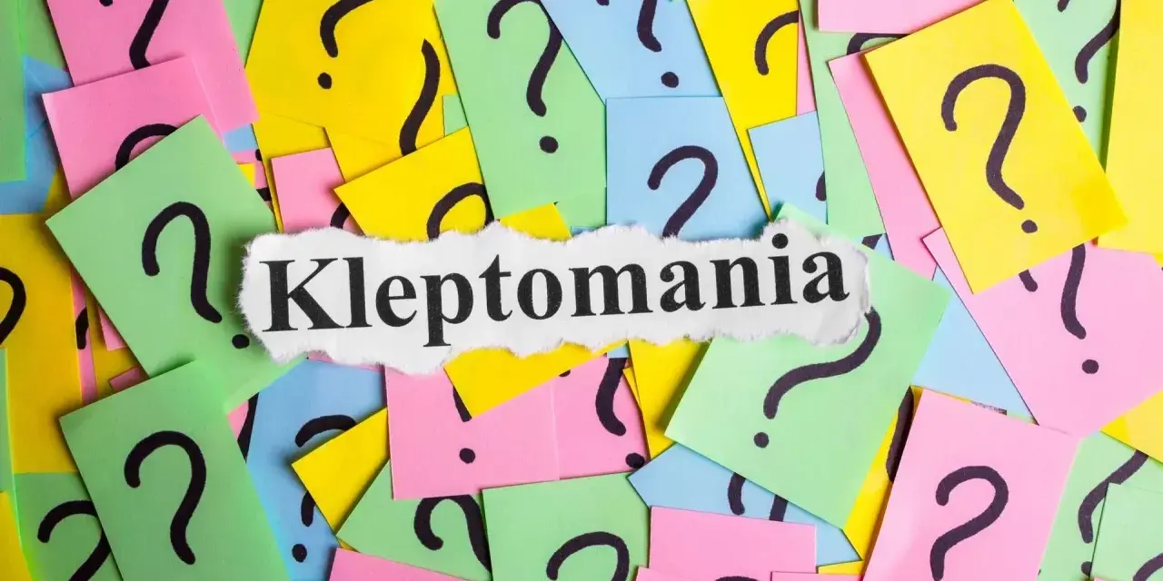 Kolorowe karteczki z pytajnikami i napis "Kleptomania". Jak rozmawiać z kleptomanem? To pytanie zadaje sobie wielu.