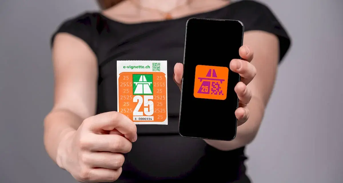 Kobieta trzyma w dłoniach winietę szwajcaria i smartfon z aplikacją.
