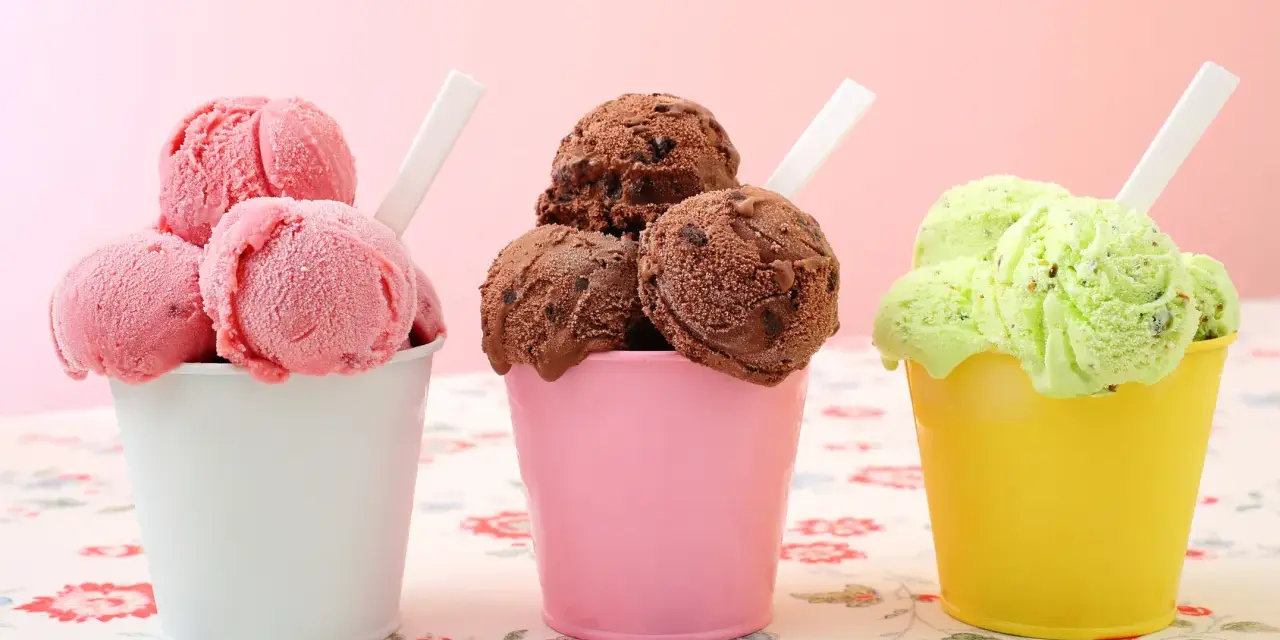 Trzy kubeczki z lodami: różowe, czekoladowe i pistacjowe. Który wybierasz: sorbet owocowy czy lody mleczne?