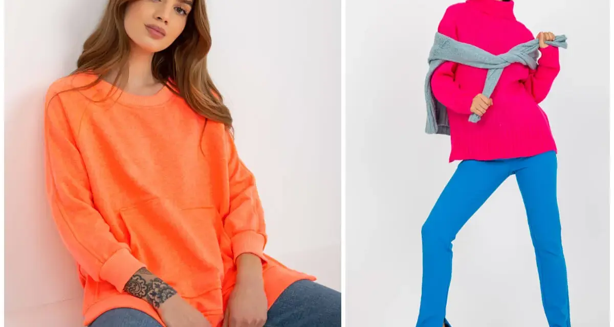 Dwie kobiety w stylizacjach z neonowymi kolorami: jedna w pomarańczowej bluzie i jeansach, druga w fuksjowym golfie i niebieskich spodniach.