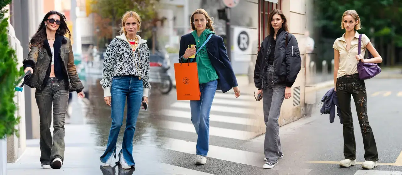 Cinque donne sfoggiano un outfit jeans a zampa e sneakers, con stili diversi e accessori alla moda.