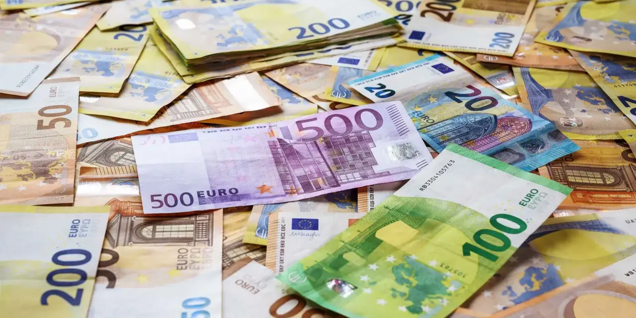 Stos banknotów euro: 500, 200, 100, 50 i 20. Taka kwota mogłaby pokryć zasilek chorobowy na długi czas.