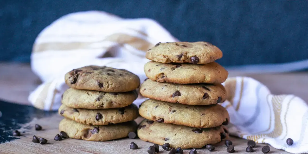 Des piles de délicieux cookies aux pépites de chocolat, parfaits pour un goûter sans gluten.