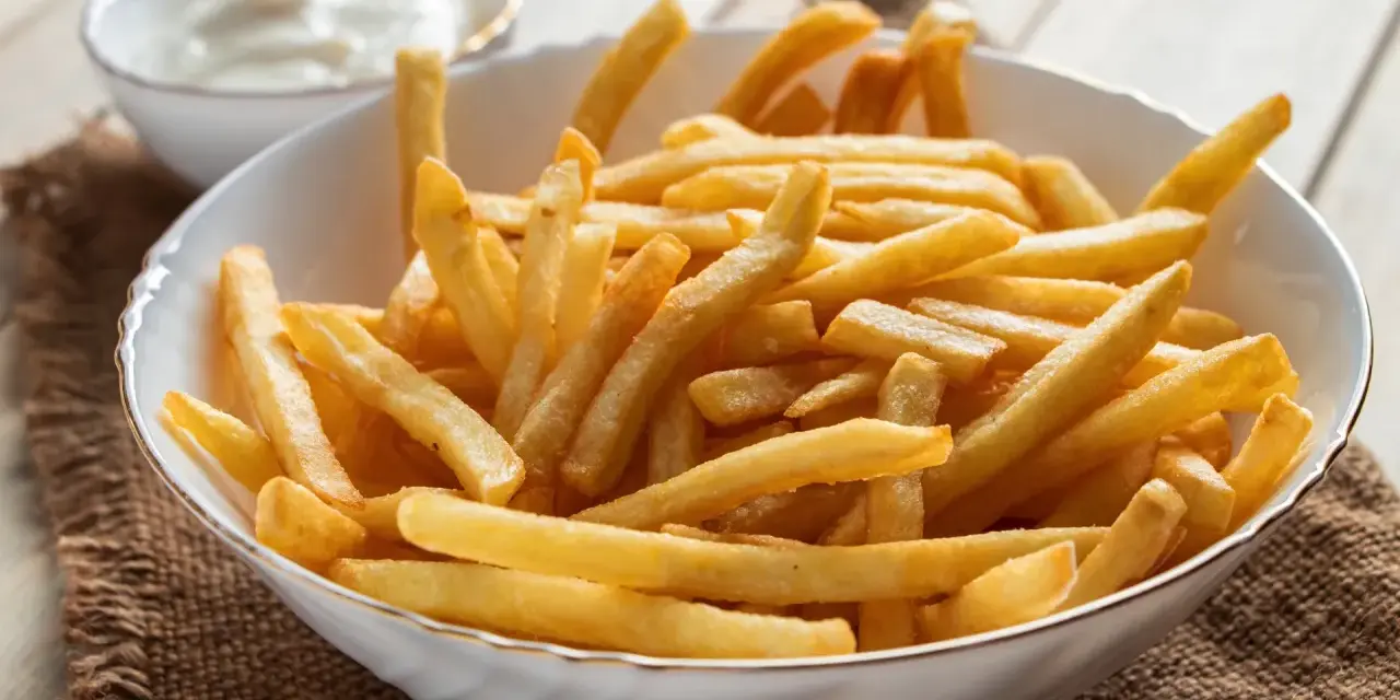 Chrupiące frytki z frytkownicy, idealne do obiadu. Proste air fryer przepisy obiad.