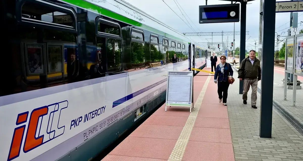 Pociąg Intercity PKP na peronie, ludzie czekają na podróż.