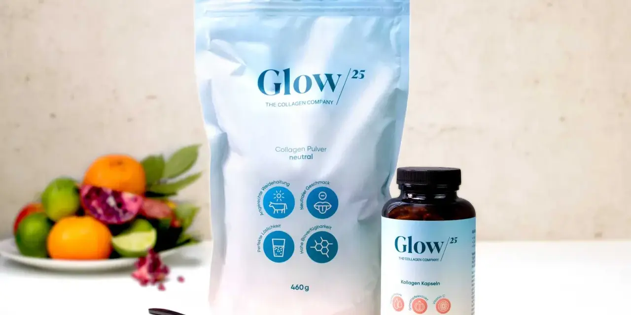 Glow/25 Kollagen Pulver und Kapseln. Nebenwirkungen sind bei diesem Produkt nicht bekannt. Frische Früchte im Hintergrund.