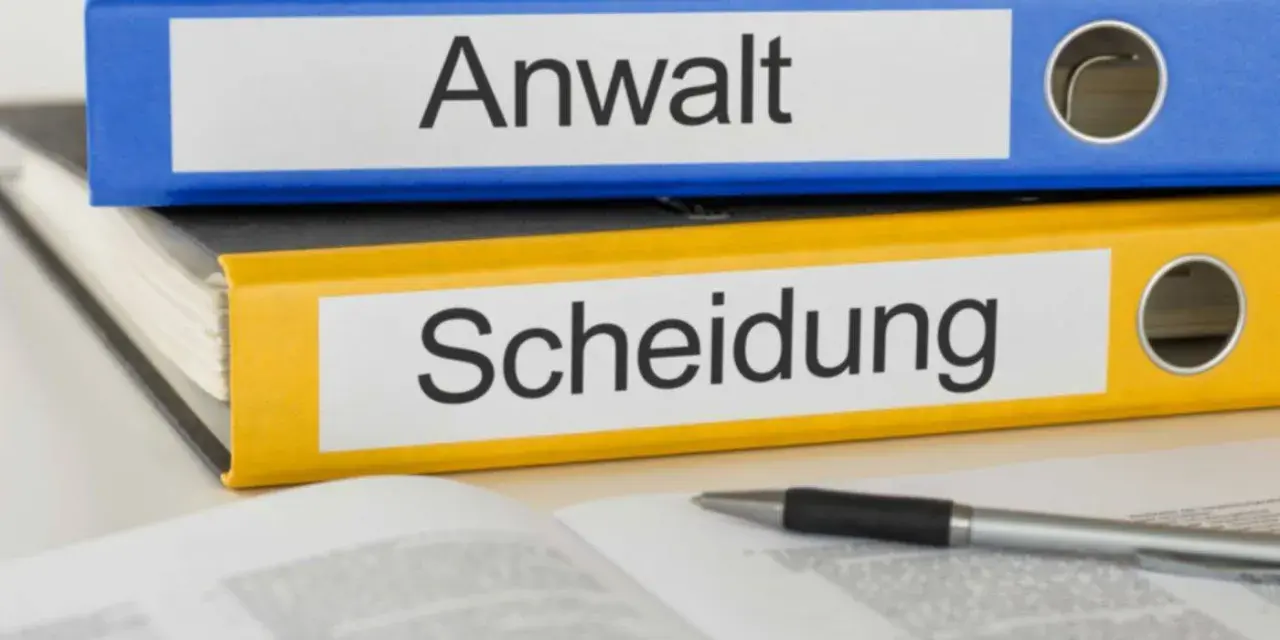 Ordner "Anwalt" und "Scheidung" liegen auf einem offenen Buch. Manchmal kann man sich ohne Anwalt scheiden lassen.