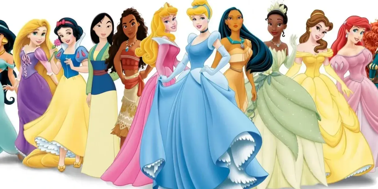 Wszystkie postacie z bajek księżniczki Disney'a stoją obok siebie, prezentując swoje piękne suknie.