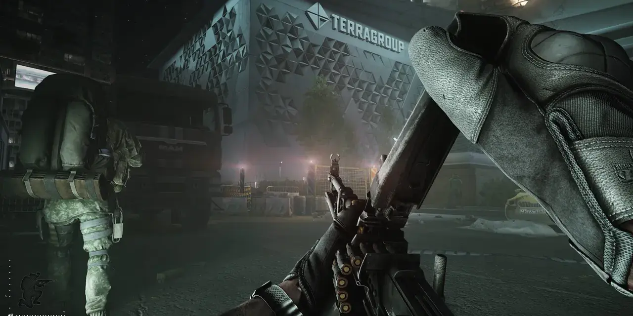 Gracz z karabinem w rękach, gotowy do akcji w grze Escape from Tarkov na PS5. W tle budynek TerraGroup i ciężarówka.