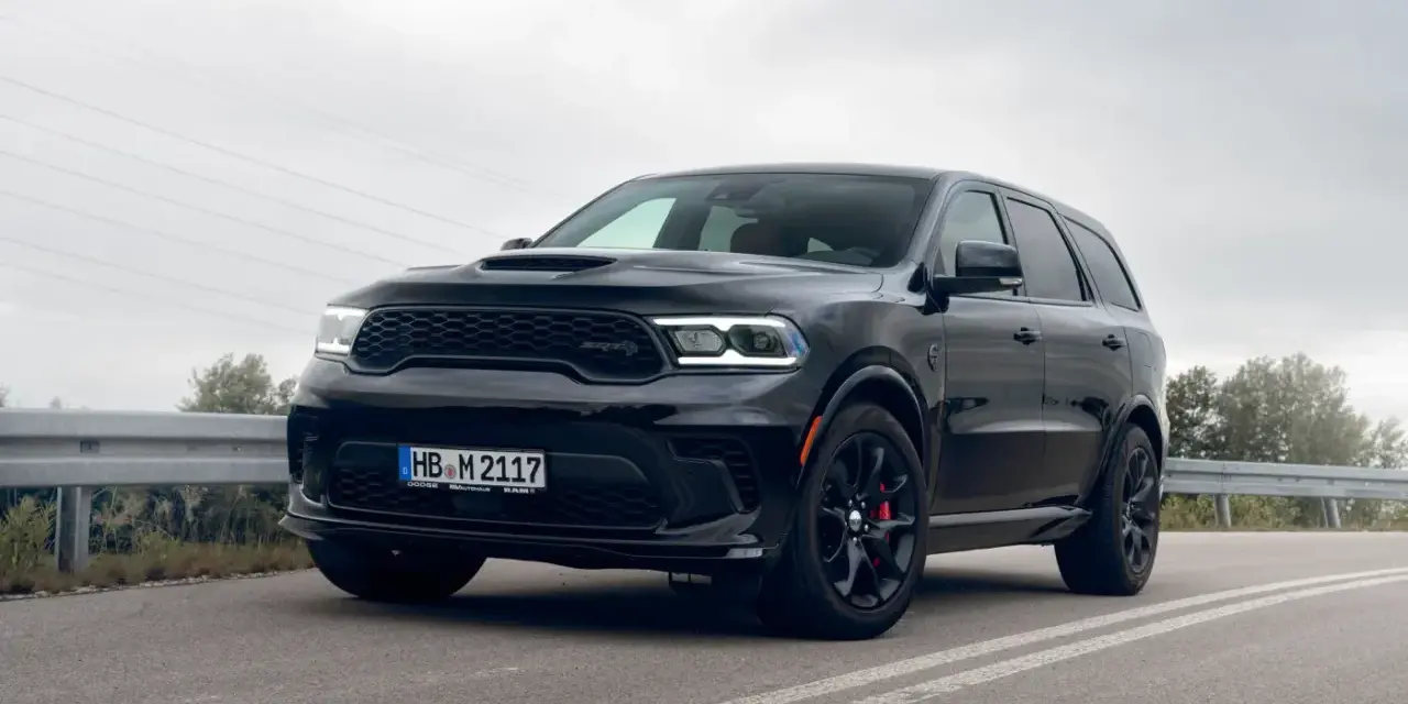 Czarny Dodge Durango SRT na drodze, z widocznym grillem i światłami LED.