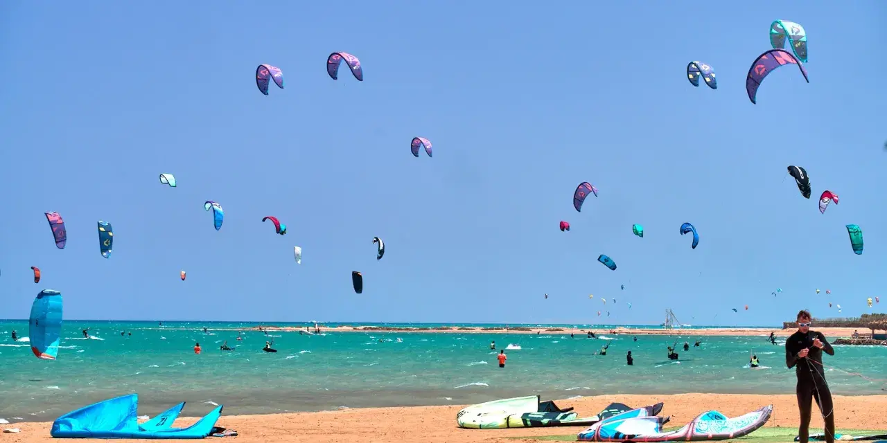 Kitesurfing w Egipcie: Gdzie wieje najlepiej? Wybierz swój spot!