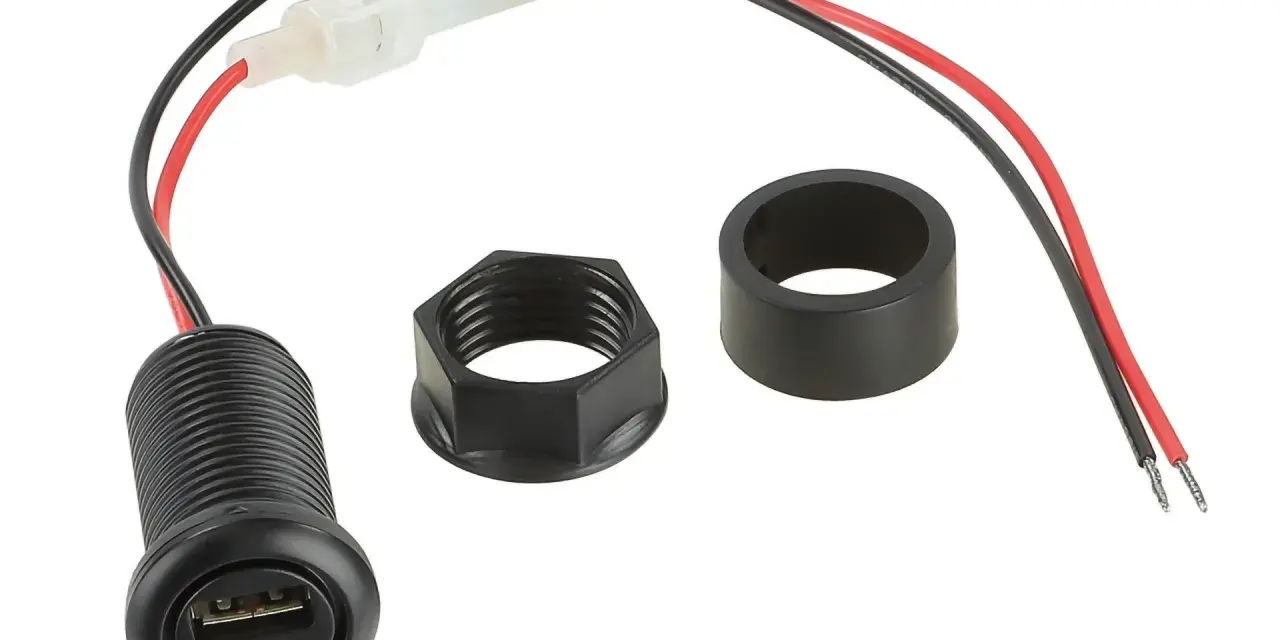 En svart usb adapter bil med sladdar och muttrar. Perfekt för att ladda din telefon på resan.
