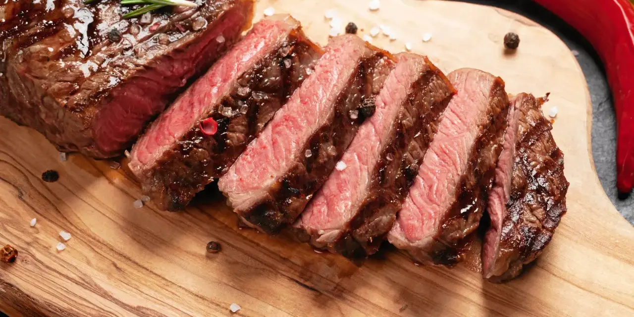 Saftig entrecote, perfekt stekt och skivad, med rosmarin och chilifrukter. Ett fantastiskt entrecote recept för alla köttälskare.